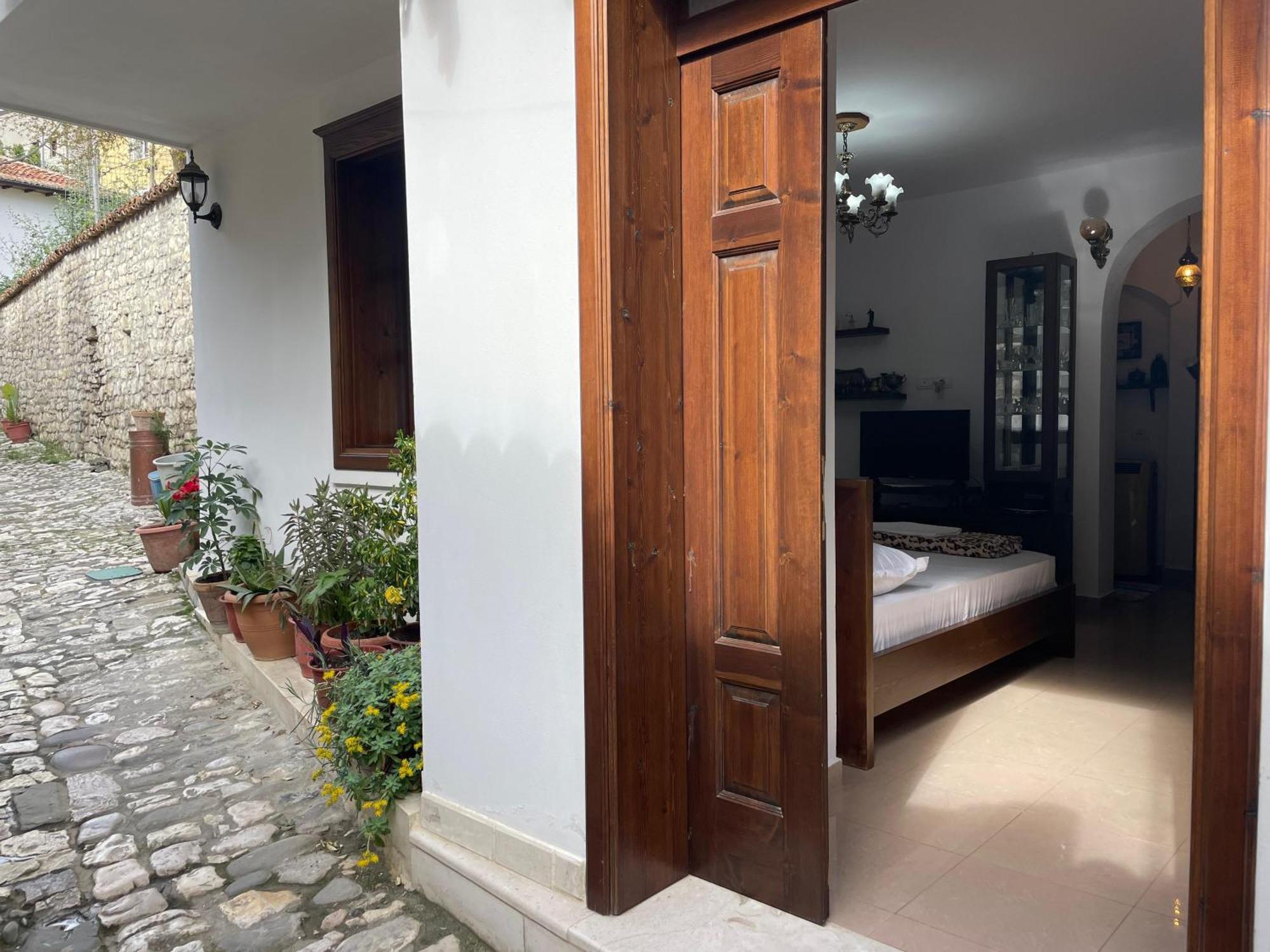 Apartment Altin In Old Town Berat Exterior foto